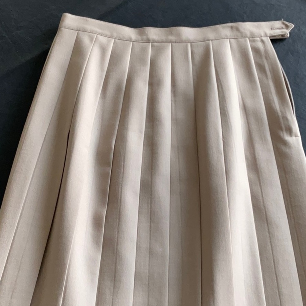 Beautiful tan pleated skirt. 100% wool, fully lined.